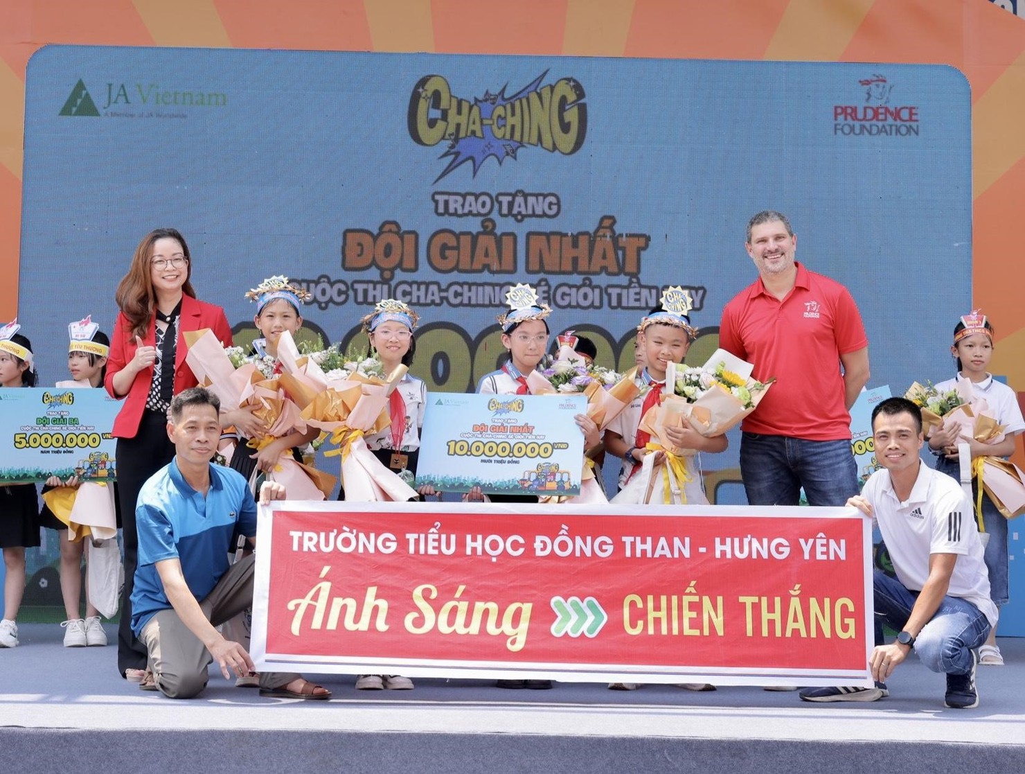 Đội chiến thắng Cuộc thi “Bé giỏi Tiền hay”: Trường Tiểu học Đồng Than - Hưng Yên tại Ngày hội Cha-Ching 2023.
