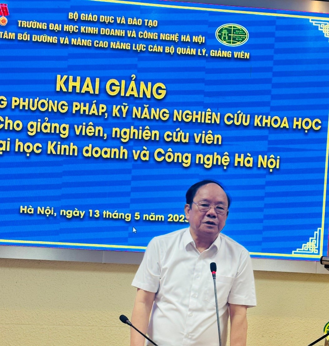 GS.TS. Đinh Văn Tiến – Phó Hiệu trưởng, Phó Chủ tịch thường trực Hội đồng khoa học Trường phát biểu khai giảng khoá học