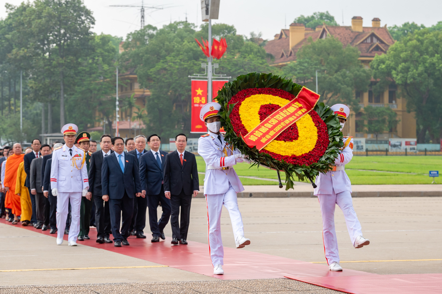 Trước giờ khai mạc Kỳ họp, các đồng chí lãnh đạo Đảng, Nhà nước, Mặt trận Tổ quốc Việt Nam, các đại biểu Quốc hội đã đặt vòng hoa và vào Lăng viếng Chủ tịch Hồ Chí Minh.