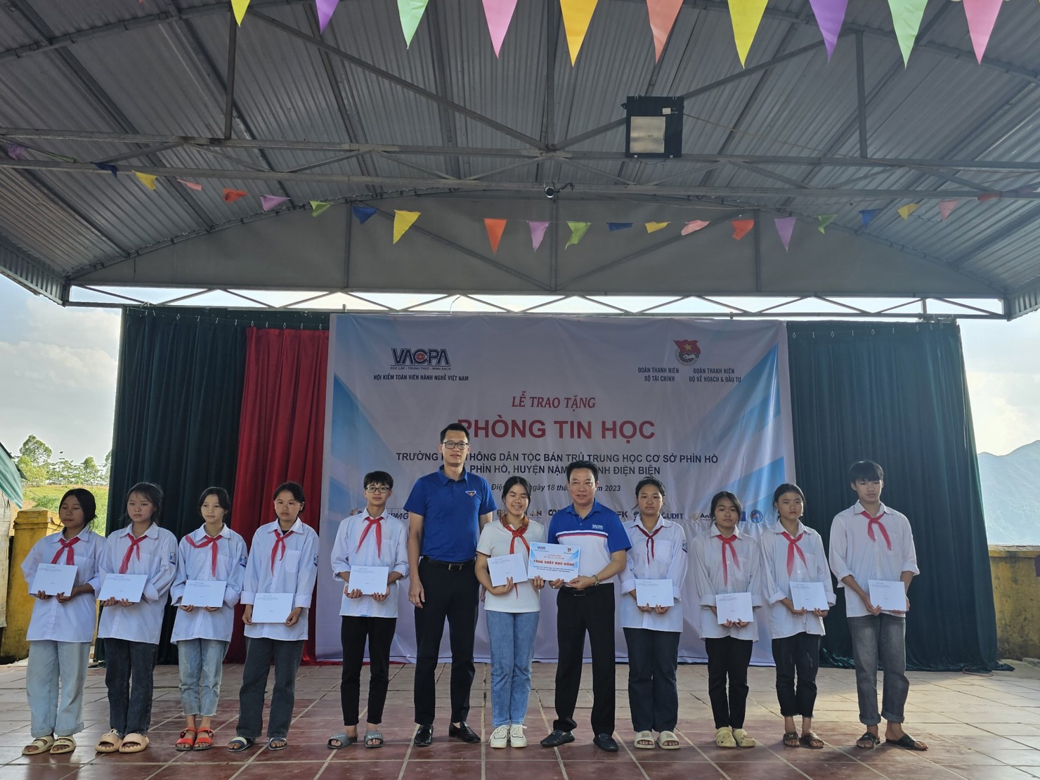 Các em học sinh có hoàn cảnh khó khăn nhưng luôn nỗ lực vươn lên đạt nhiều kết quả cao trong học tập. 