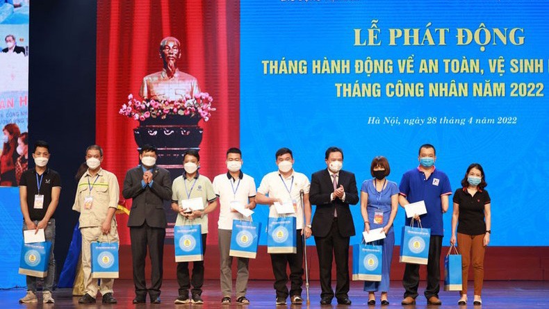 Tặng quà công nhân lao động bị tai nạn lao động tại lễ phát động Tháng hành động về an toàn, vệ sinh lao động và Tháng Công nhân năm 2022. 