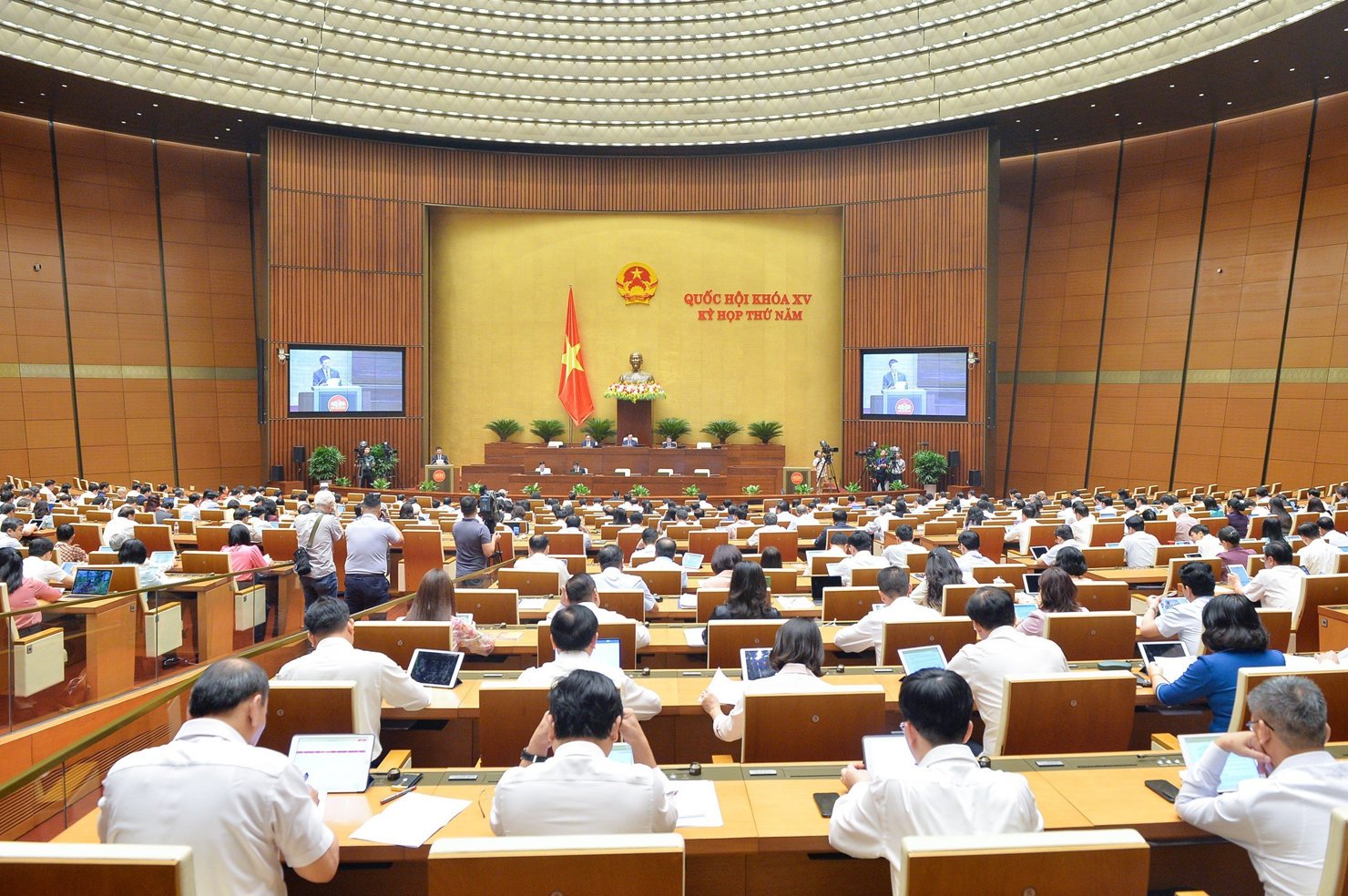 Các đại biểu dự phiên họp sáng 24/5/2023.