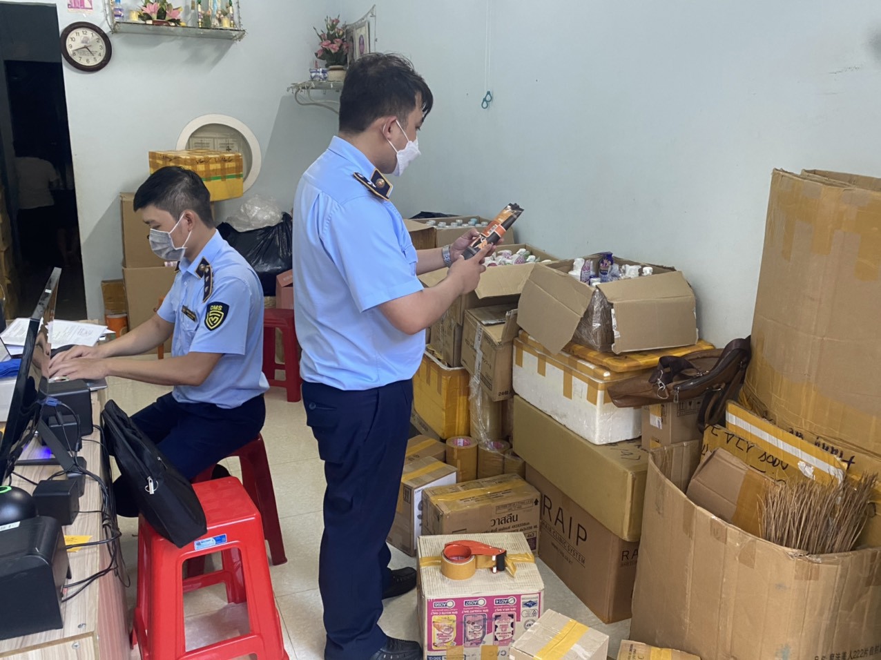 Tổ công tác Thương mại điện tử của Cục Quản lý thị trường thực hiện kiểm tra một cơ sở kinh doanh có hành vi vi phạm trên nền tảng thương mại điện tử.