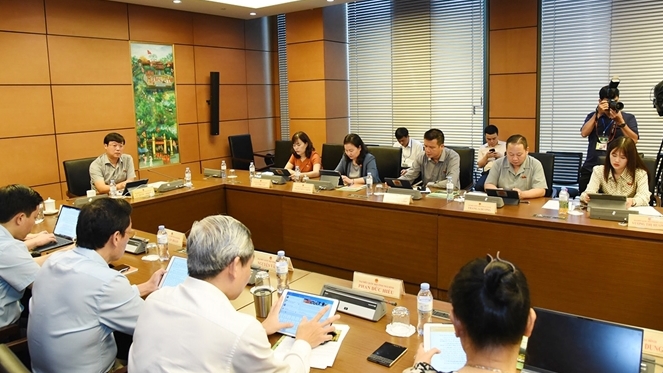 C&aacute;c đại biểu thảo luận tại Tổ 10 (H&agrave; Giang,&nbsp;Th&aacute;i B&igrave;nh,&nbsp;Đồng Th&aacute;p).