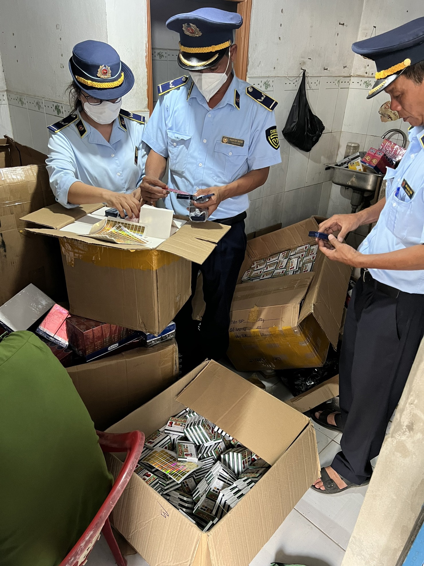 Ph&aacute;t hiện nhiều loại thuốc, bao cao su v&agrave; thực phẩm chức năng kh&ocirc;ng c&oacute; nguồn gốc cụ thể.