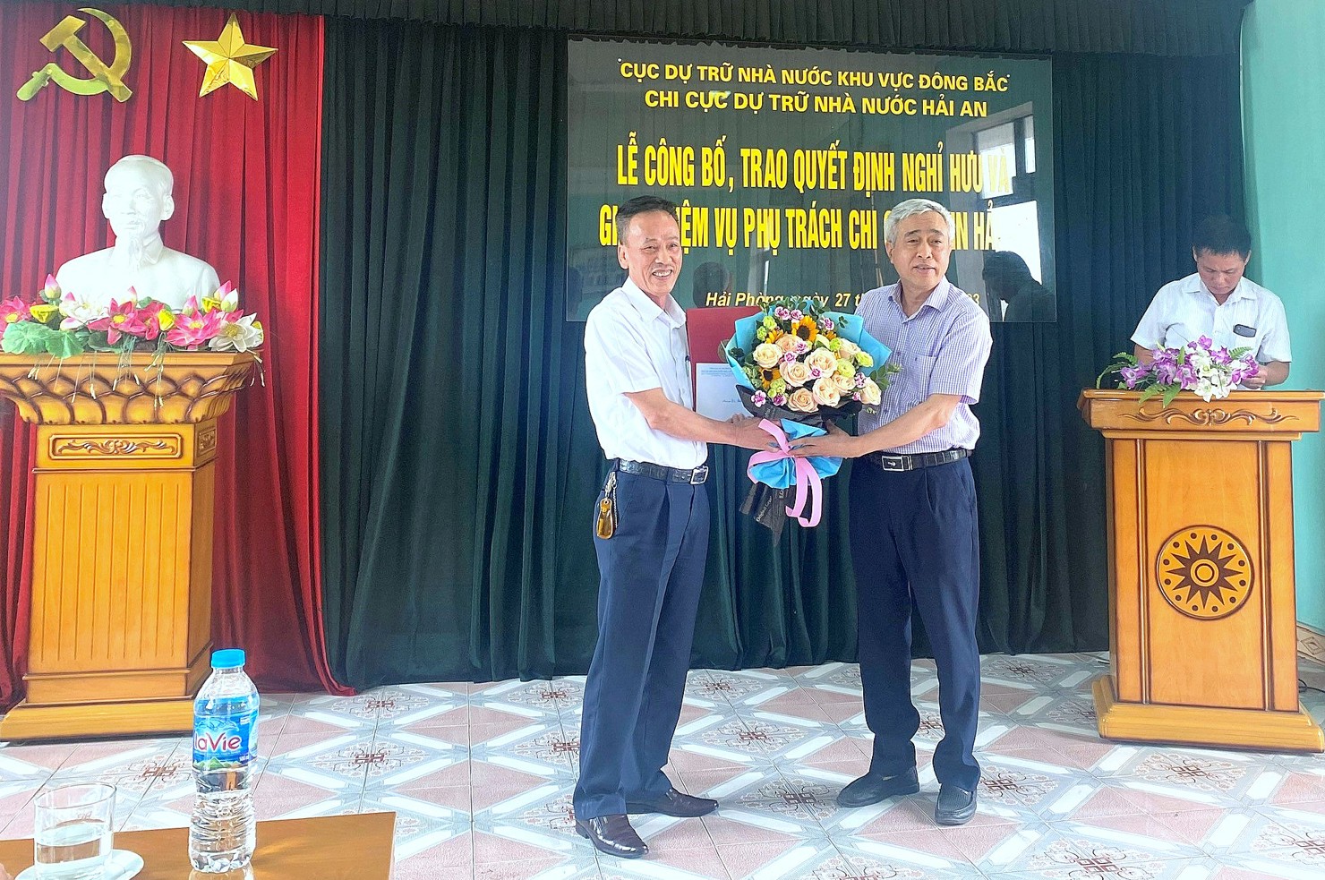 Cục trưởng Cục DTNN khu vực Đông Bắc Lê Văn Dương trao quyết định và tặng hoa chúc mừng ông Phạm Văn Quý nghỉ hưu theo chế độ.