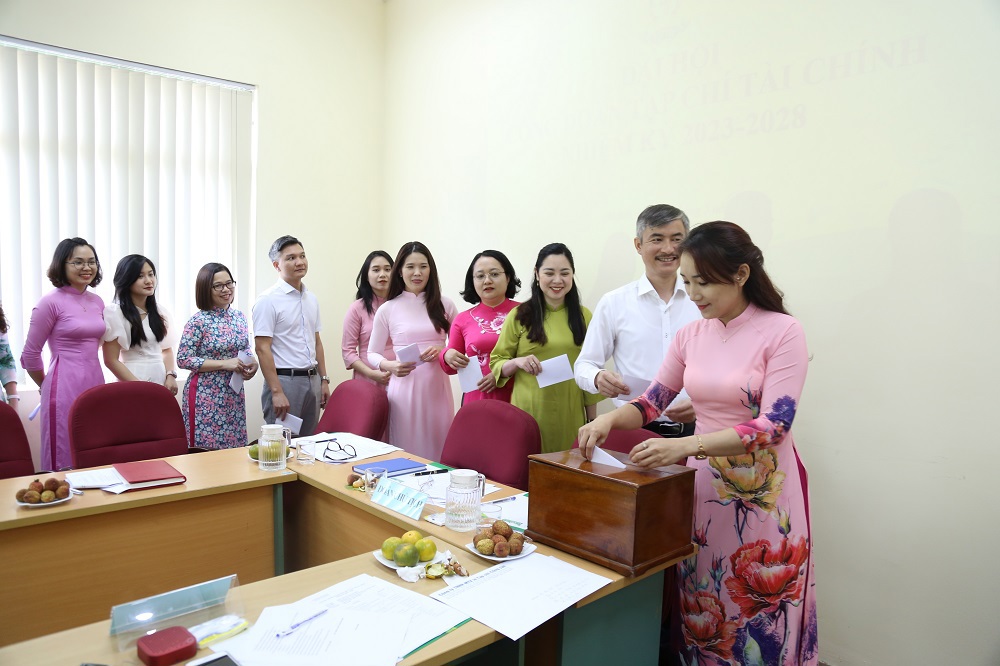 C&aacute;c đo&agrave;n vi&ecirc;n c&ocirc;ng đo&agrave;n TCTC bỏ phiếu bầu Ban Chấp h&agrave;nh nhiệm kỳ mới. &nbsp;
