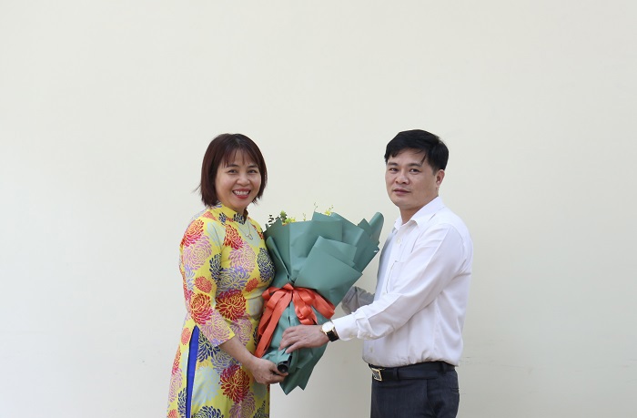 Chủ tịch C&ocirc;ng đo&agrave;n TCTC Đỗ Văn Hải tặng hoa th&agrave;nh vi&ecirc;n Ban Chấp h&agrave;nh C&ocirc;ng đo&agrave;n nhiệm kỳ 2020-2025.