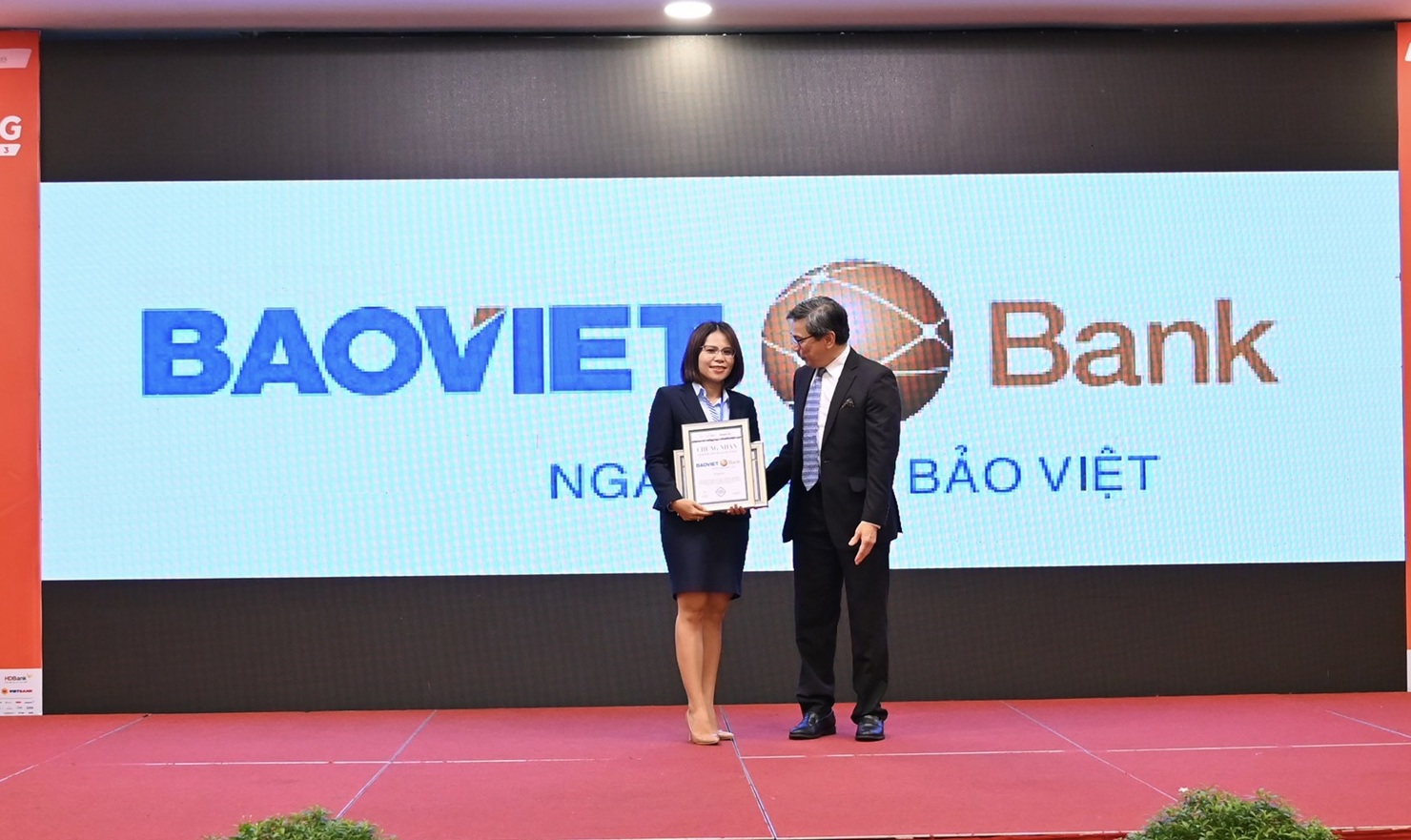 B&agrave; L&ecirc; Ho&agrave;ng Phương Th&uacute;y - Trưởng Văn ph&ograve;ng Đại điện BAOVIET Bank tại TP. Hồ Ch&iacute; Minh nhận giải thưởng Ng&acirc;n h&agrave;ng c&oacute; Ứng dụng Mobile Banking th&acirc;n thiện kh&aacute;ch h&agrave;ng năm 2023.