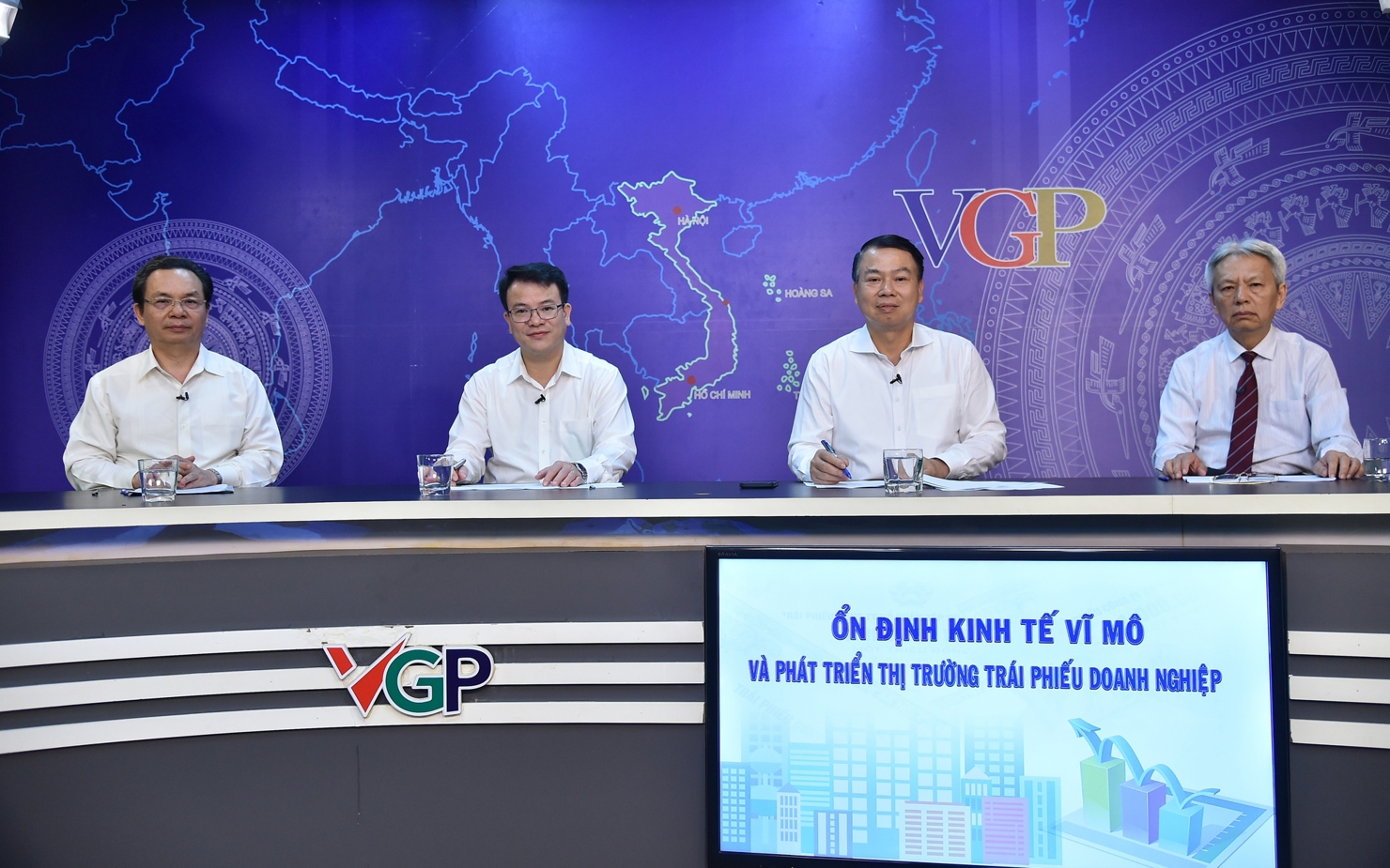 Thứ trưởng Bộ Tài chính Nguyễn Đức Chi tham dự Tọa đàm trực tuyến với chủ đề “Ổn định kinh tế vĩ mô và phát triển thị trường TPDN”, do Cổng Thông tin điện tử Chính phủ tổ chức ngày 28/5/2023. Ảnh: VGP/Quang Thương.