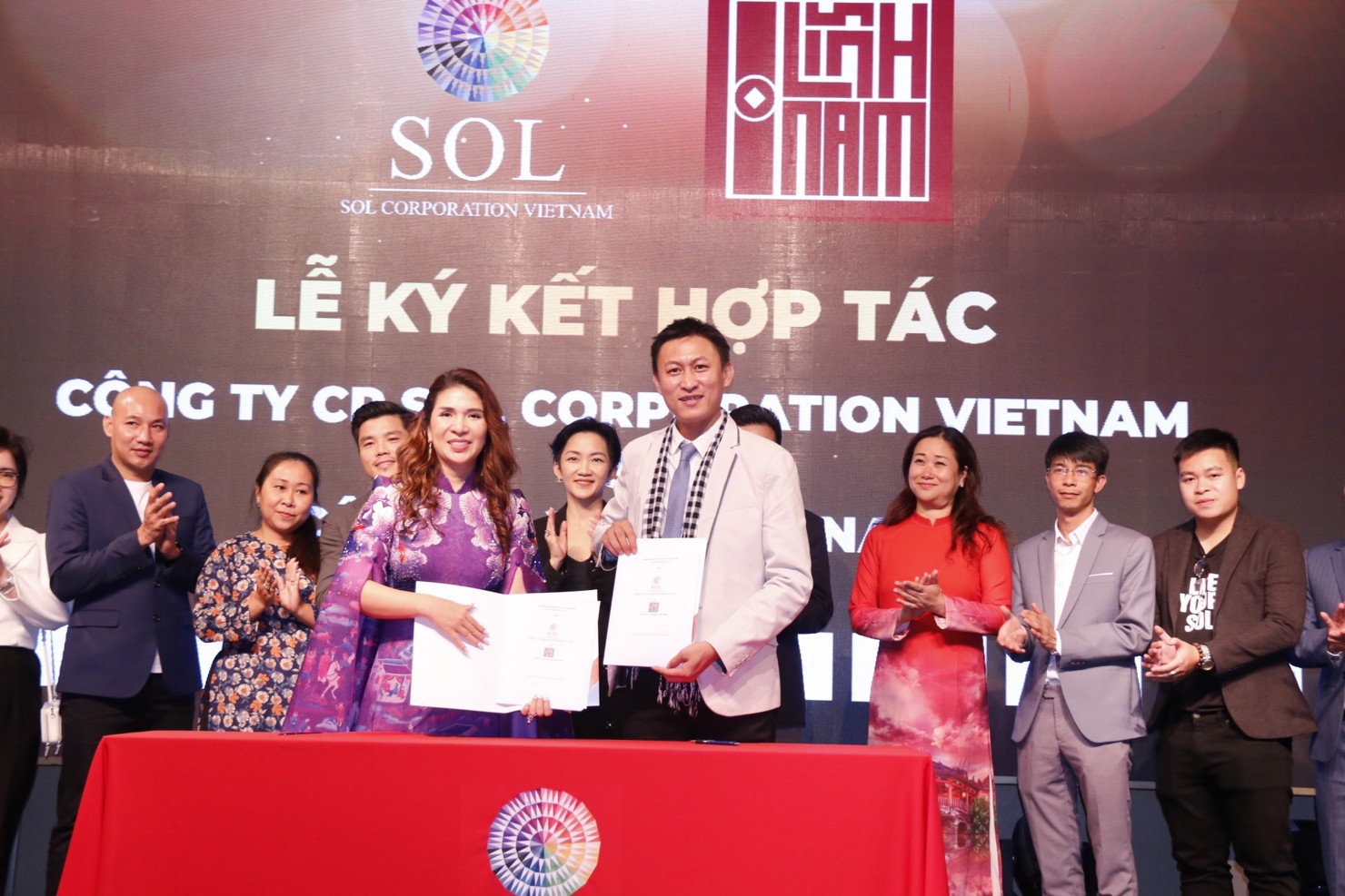 Bà Tracy Bùi - Tổng giám đốc Sol Việt Nam ký kết biên bản ghi nhớ với ông Jonathan Hai Nguyen - Chủ tịch HĐQT Công ty CP TM Xuất nhập khẩu Lĩnh Nam về hợp tác thương mại giữa đôi bên. Ảnh: ĐH.