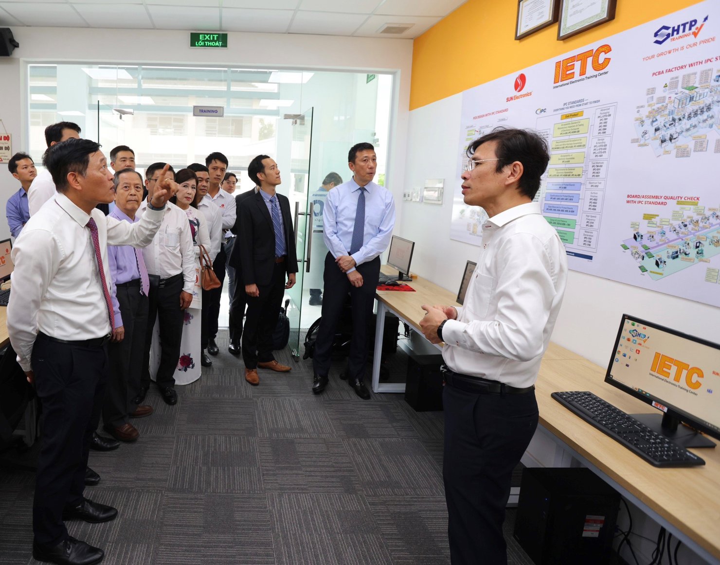 Thứ trưởng Bộ Khoa học - Công nghệ Trần Văn Tùng cùng các đại biểu tham quan, tìm hiểu Trung tâm Đào tạo điện tử quốc tế (International Electronics Training Center - IETC). Ảnh: Thành ủy TP. Hồ Chí Minh.
