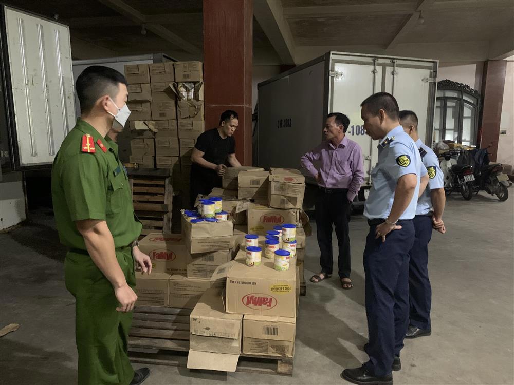 Đoàn kiểm tra phát hiện lô hàng kem sữa đặc có đường do nước ngoài sản xuất quá hạn sử dụng ghi trên vỏ hộp và 30.000 que kem thành phẩm.
