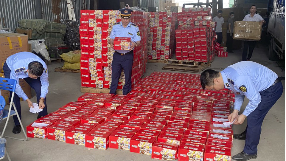 Đoàn kiểm tra đã tạm giữ toàn bộ 1.300 thùng bánh không có hóa đơn chứng từ chứng minh nguồn gốc xuất xứ.