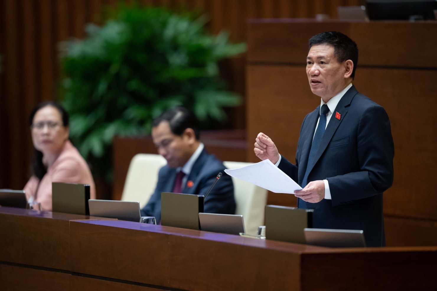 Bộ trưởng Bộ T&agrave;i ch&iacute;nh Hồ Đức Phớc ph&aacute;t biểu giải tr&igrave;nh tại phi&ecirc;n họp chiều 23/5/2023.