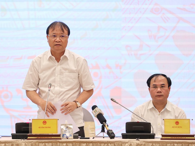 Thứ trưởng Bộ Công Thương Đỗ Thắng Hải trả lời báo chí về thiếu điện sinh hoạt. 