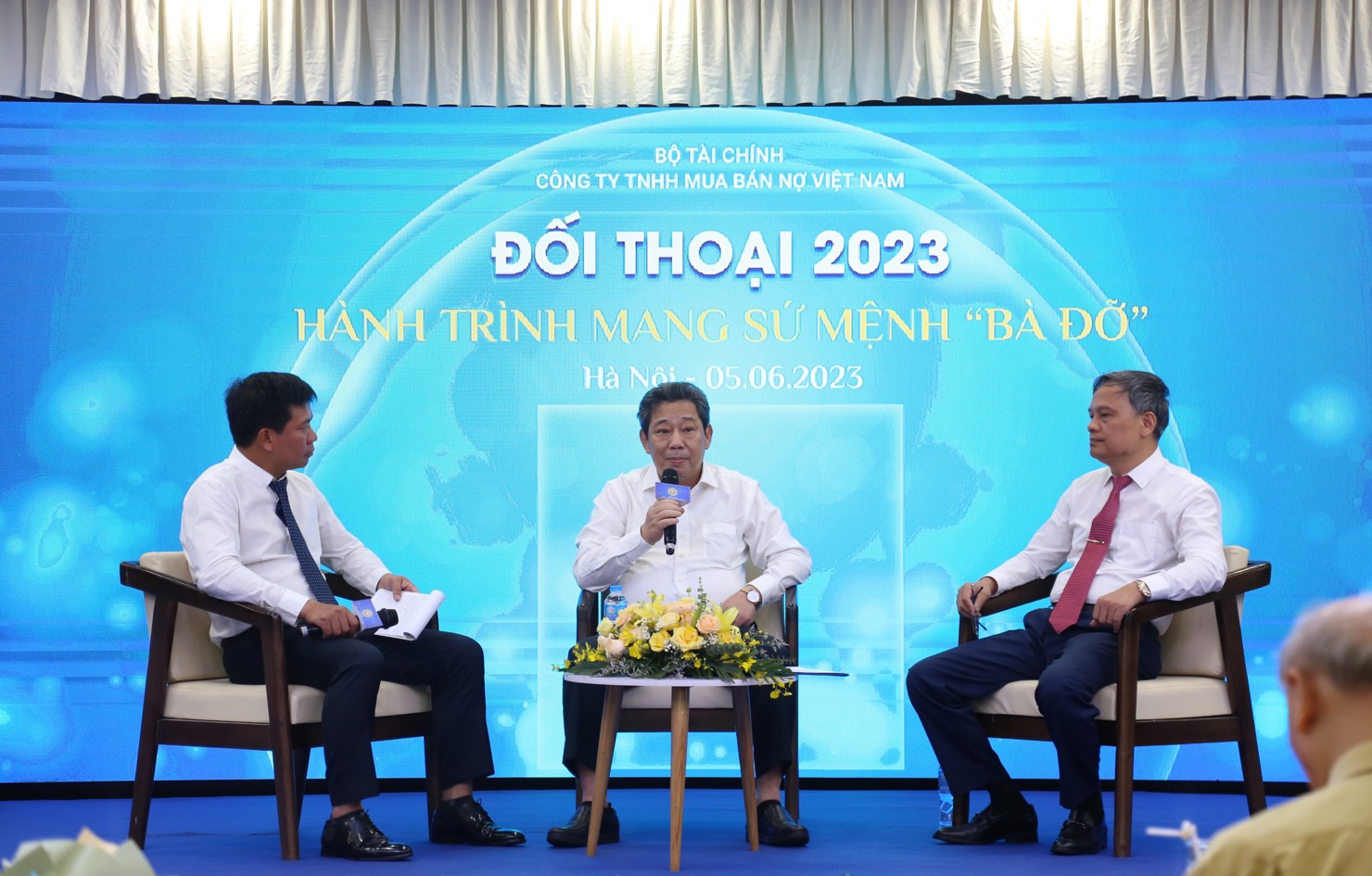 Các đại biểu đối thoại với chủ đề "Vươn xa".