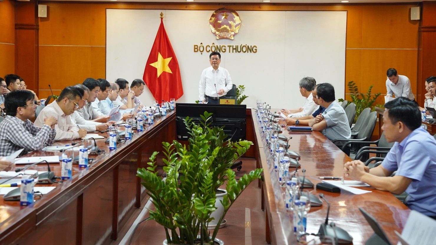 Ngày 13/5/2023, Bộ trưởng Bộ Công Thương Nguyễn Hồng Diên đã chủ trì buổi làm việc với Ủy ban Quản lý vốn Nhà nước tại doanh nghiệp, EVN, PVN, TKV, Tổng Công ty Đông Bắc về kế hoạch cung cấp điện và vận hành hệ thống điện quốc gia trong những tháng cao điểm nắng nóng năm 2023.