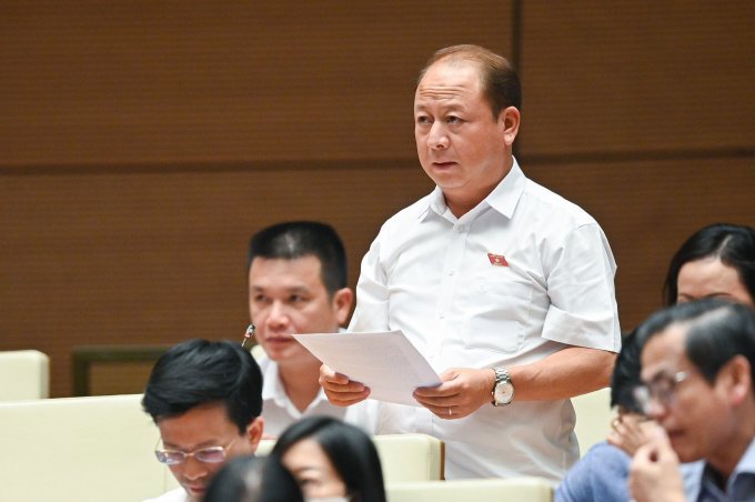 Đại biểu Sùng A Lềnh - Đoàn đại biểu Quốc hội tỉnh Lào Cai tại Phiên chất vấn.