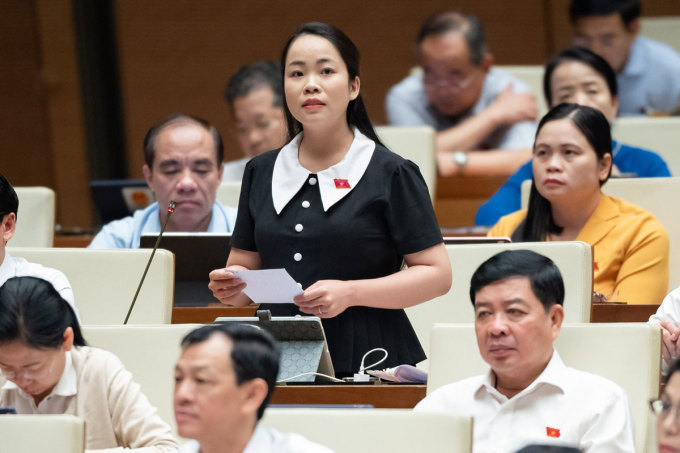 Đại biểu Triệu Thị Huyền phát biểu chất vấn tại nghị trường sáng 8/6/2023.