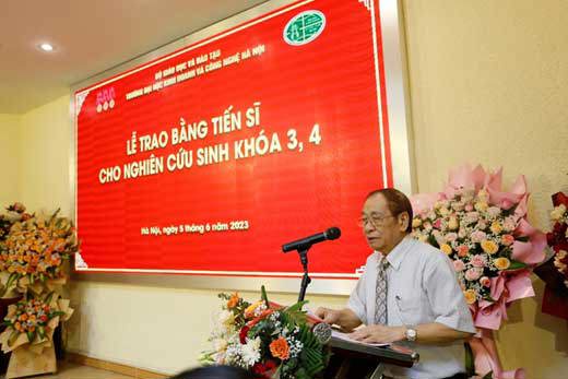 GS.TS.NGND Vũ Văn Hoá – Phó Hiệu trưởng phát biểu tại buổi Lễ.