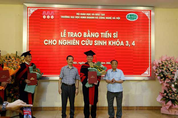 PGS.TS Hà Đức Trụ- Phó Hiệu trưởng (bên phải) trao bằng cho Tân Tiến sĩ.