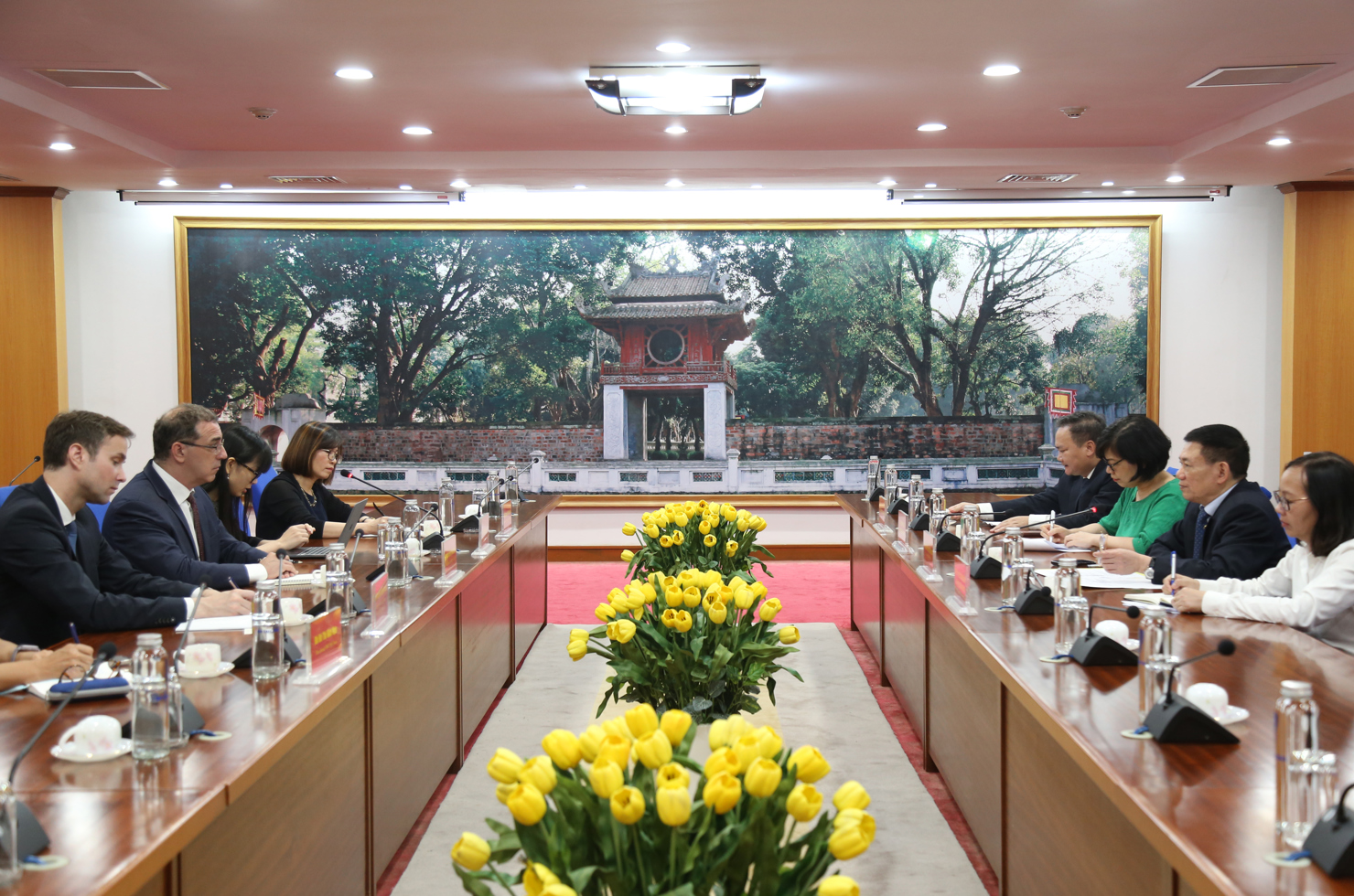 Quang cảnh cuộc l&agrave;m việc.