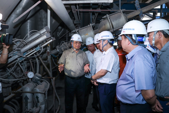 Thủ tướng Phạm Minh Ch&iacute;nh y&ecirc;u cầu, EVN triển khai c&aacute;c giải ph&aacute;p bảo đảm cung ứng điện, b&aacute;o c&aacute;o kịp thời c&aacute;c vấn đề ph&aacute;t sinh, nỗ lực giải quyết, khắc phục c&aacute;c kh&oacute; khăn, th&aacute;ch thức. Ảnh VGP/Nhật Bắc.