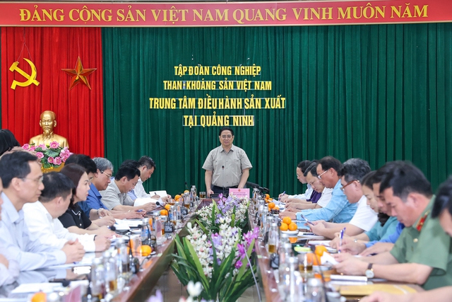 Thủ tướng Phạm Minh Ch&iacute;nh v&agrave; đo&agrave;n c&ocirc;ng t&aacute;c l&agrave;m việc với c&aacute;c bộ, ng&agrave;nh, tỉnh Quảng Ninh v&agrave; một số đơn vị về t&igrave;nh h&igrave;nh sản xuất, cung ứng điện v&agrave; khai th&aacute;c, cung ứng than cho sản xuất điện - Ảnh: VGP/Nhật Bắc.