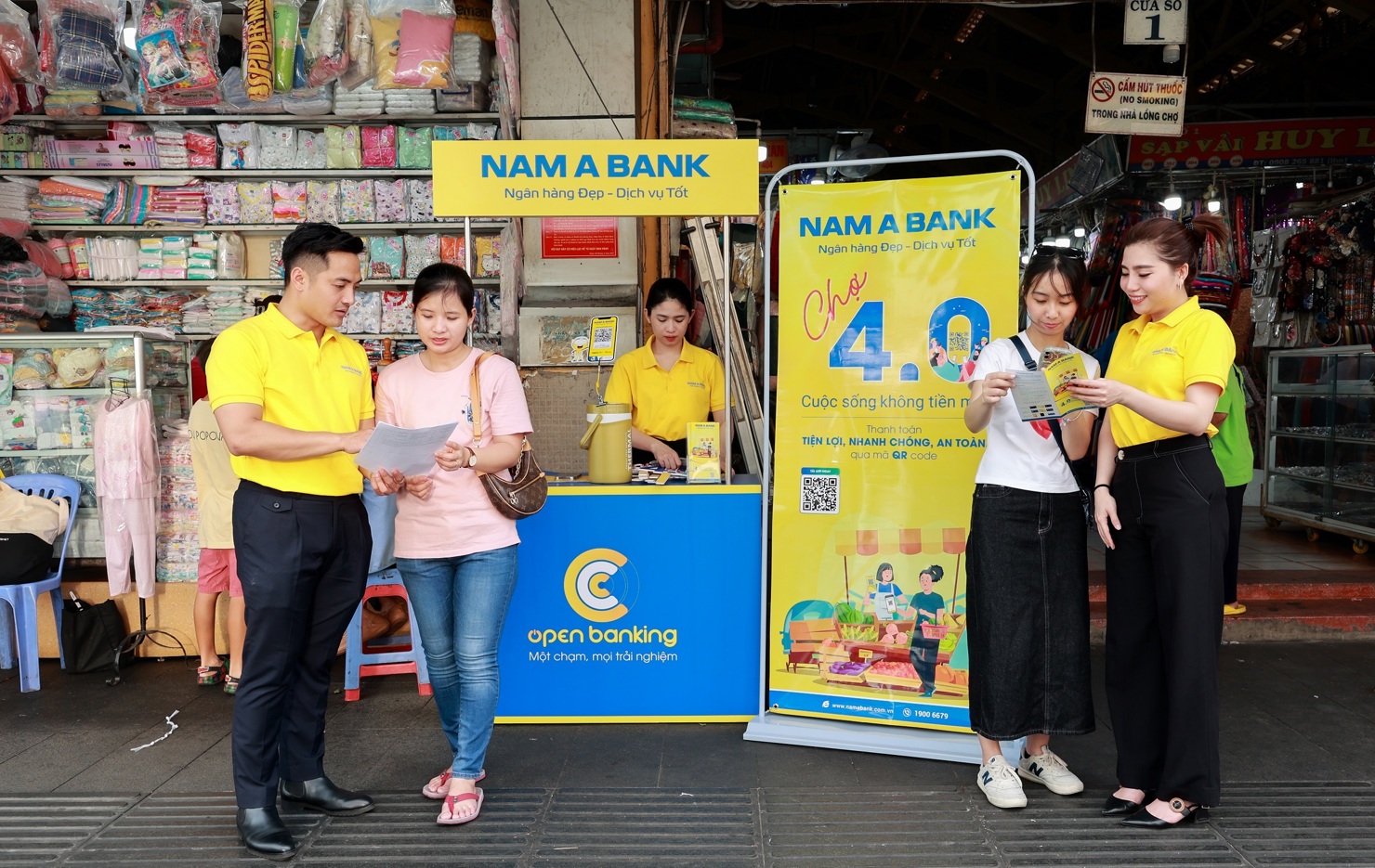 Nam A Bank triển khai chương trình “Chợ 4.0 – Cuộc sống không tiền mặt” phủ sóng tại các chợ trên địa bàn TP. Hồ Chí Minh. Ảnh: NAB