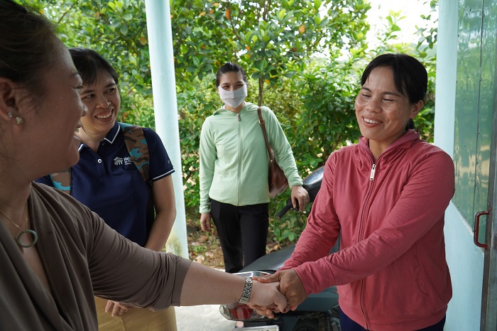 Đại diện Habitat for Humanity đến thăm gia đ&igrave;nh được hỗ trợ.