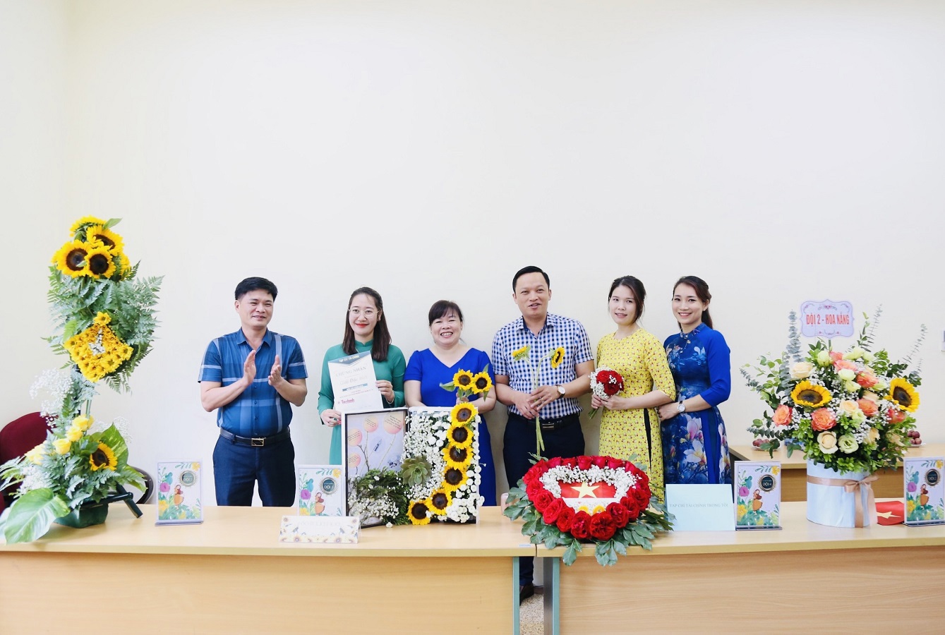 Ban Giám khảo trao giải Nhất cho Đội thi số 1. 
