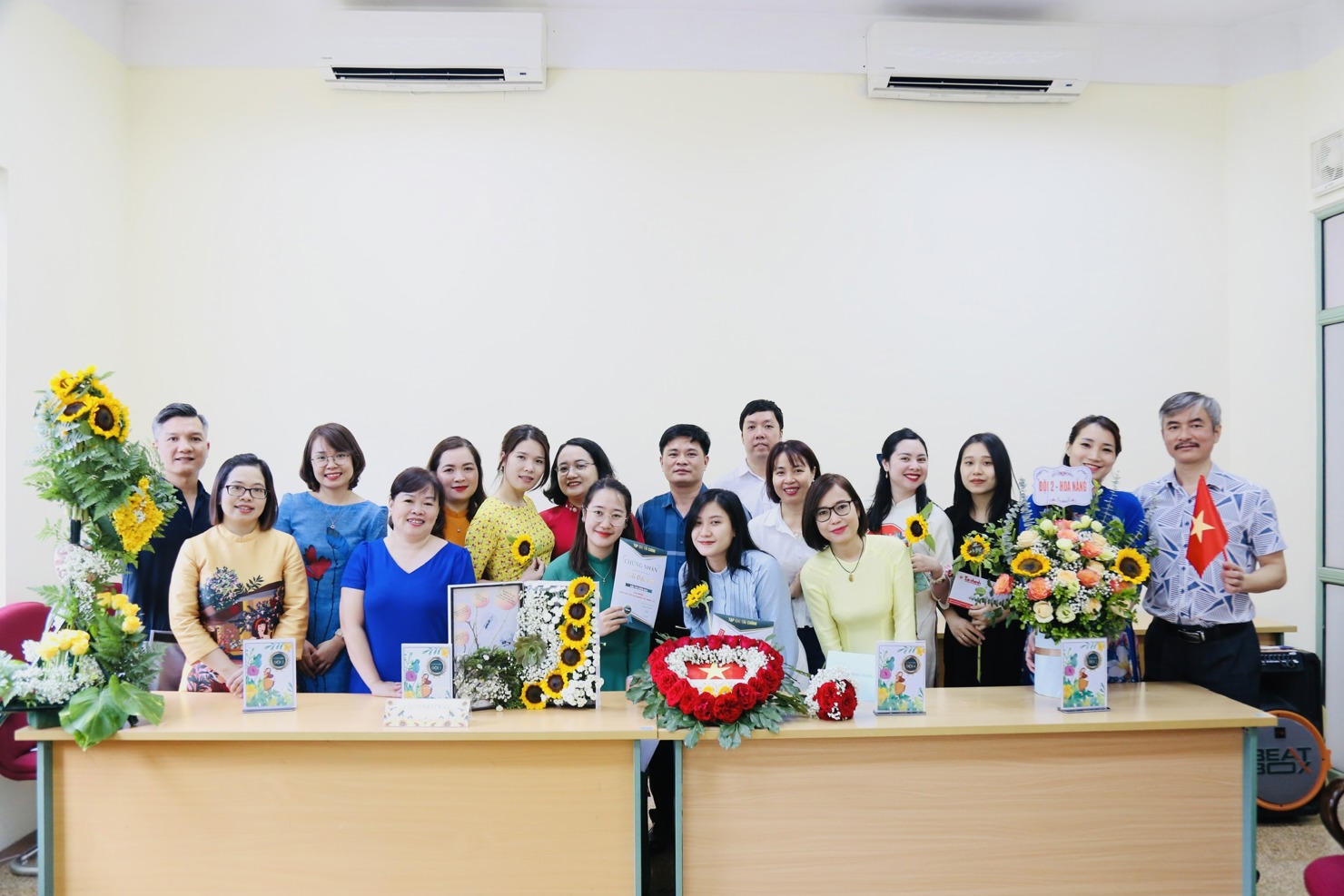 Các công đoàn viên tạp Tạp chí Tài chính tham gia Hội thi cắm hoa nghệ thuật. 