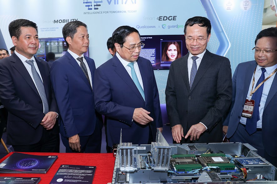 Thủ tướng nghe c&aacute;c đơn vị giới thiệu về ứng dụng c&ocirc;ng nghệ tại Triển l&atilde;m quốc tế về c&ocirc;ng nghiệp 4.0 .