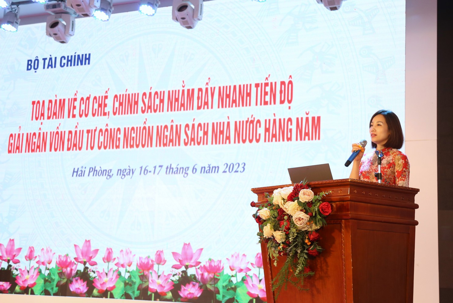 B&agrave; Nguyễn Thị Quế Hương &ndash; Trưởng ph&ograve;ng T&agrave;i ch&iacute;nh đầu tư Trung ương (Vụ Đầu tư) tr&igrave;nh b&agrave;y về quản l&yacute;, thanh to&aacute;n dự &aacute;n sử dụng vốn đầu tư c&ocirc;ng.