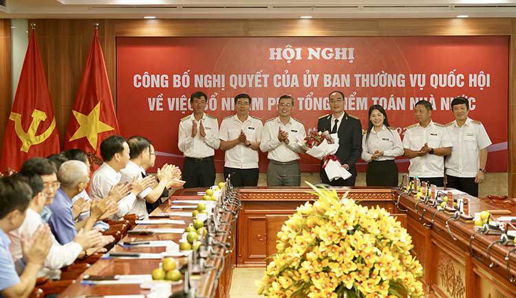 Lãnh đạo KTNN chúc mừng Tân Phó Tổng KTNN Bùi Quốc Dũng.
