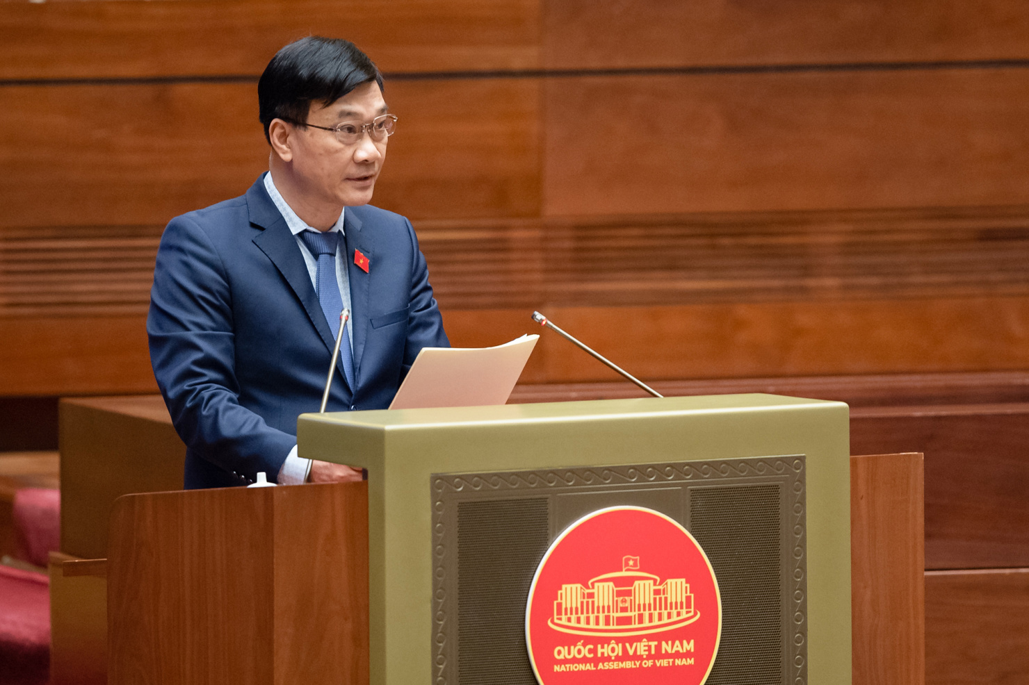 Chủ nhiệm Ủy ban Kinh tế Vũ Hồng Thanh trình bày báo cáo thẩm tra trước Quốc hội.