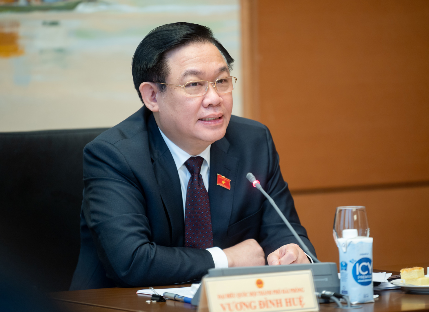 Chủ tịch Quốc hội Vương Đình Huệ phát biểu ý kiến trong phiên thảo luận tại tổ.