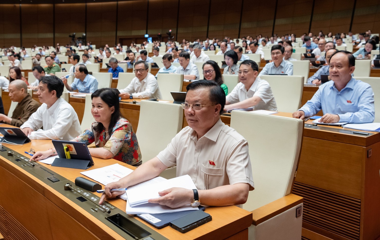 Đa số các đại biểu biểu quyết tán thành.