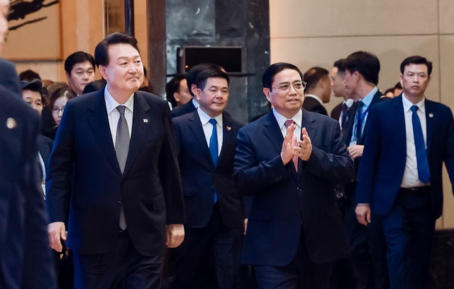 Thủ tướng Phạm Minh Ch&iacute;nh c&ugrave;ng Tổng thống H&agrave;n Quốc Yoon Suk Yeol dự Diễn đ&agrave;n Doanh nghiệp Việt Nam - H&agrave;n Quốc - Ảnh: VGP/Nhật Bắc