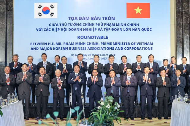 Thủ tướng Phạm Minh Ch&iacute;nh v&agrave; đại diện c&aacute;c hiệp hội doanh nghiệp/tập đo&agrave;n lớn cảu H&agrave;n Quốc - Ảnh: VGP/Nhật Bắc