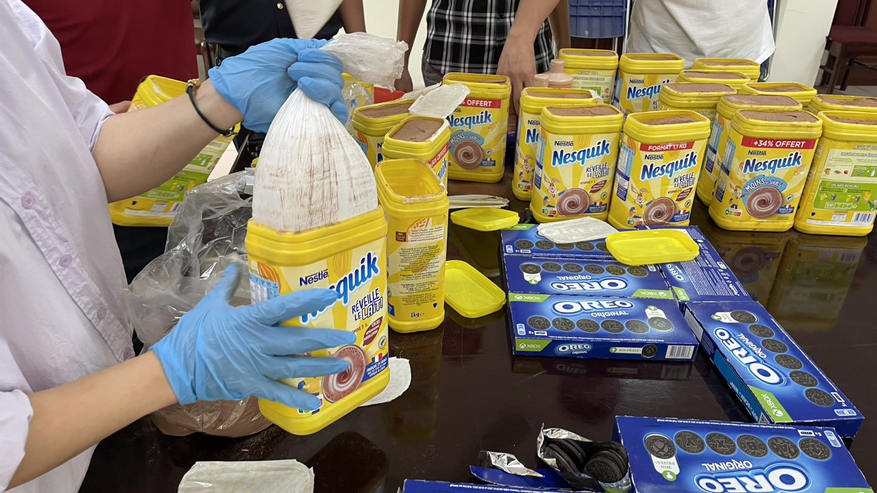 C&aacute;c t&uacute;i tinh thể m&agrave;u trắng nghi ketamin trong c&aacute;c hộp cacao.