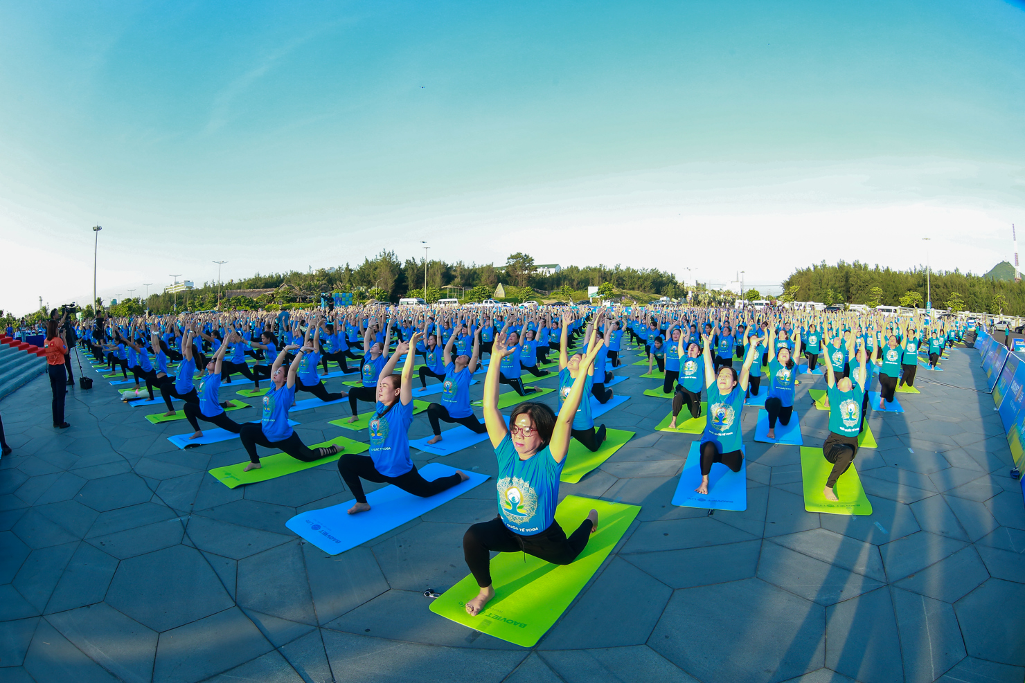 Dưới sự hướng dẫn của c&aacute;c huấn luyện vi&ecirc;n, những người y&ecirc;u th&iacute;ch Yoga c&ugrave;ng nhau tập luyện, lan tỏa tinh thần sống h&agrave;i h&ograve;a v&agrave; an lạc tới cộng đồng.