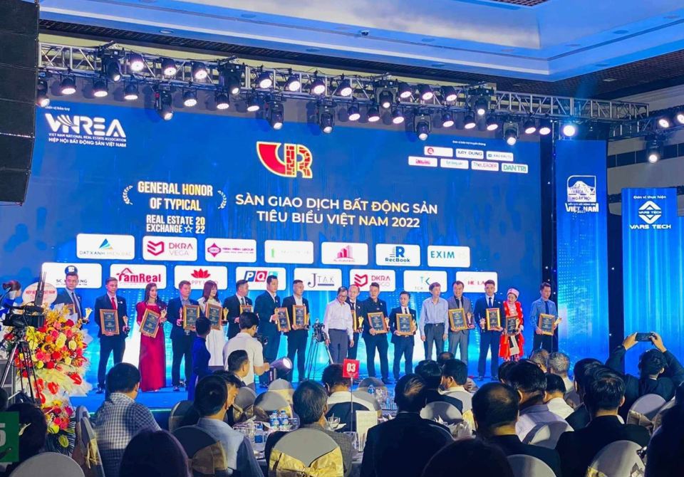 Nhiều DN, c&aacute; nh&acirc;n hoạt động trong lĩnh vực m&ocirc;i giới BĐS được vinh danh.