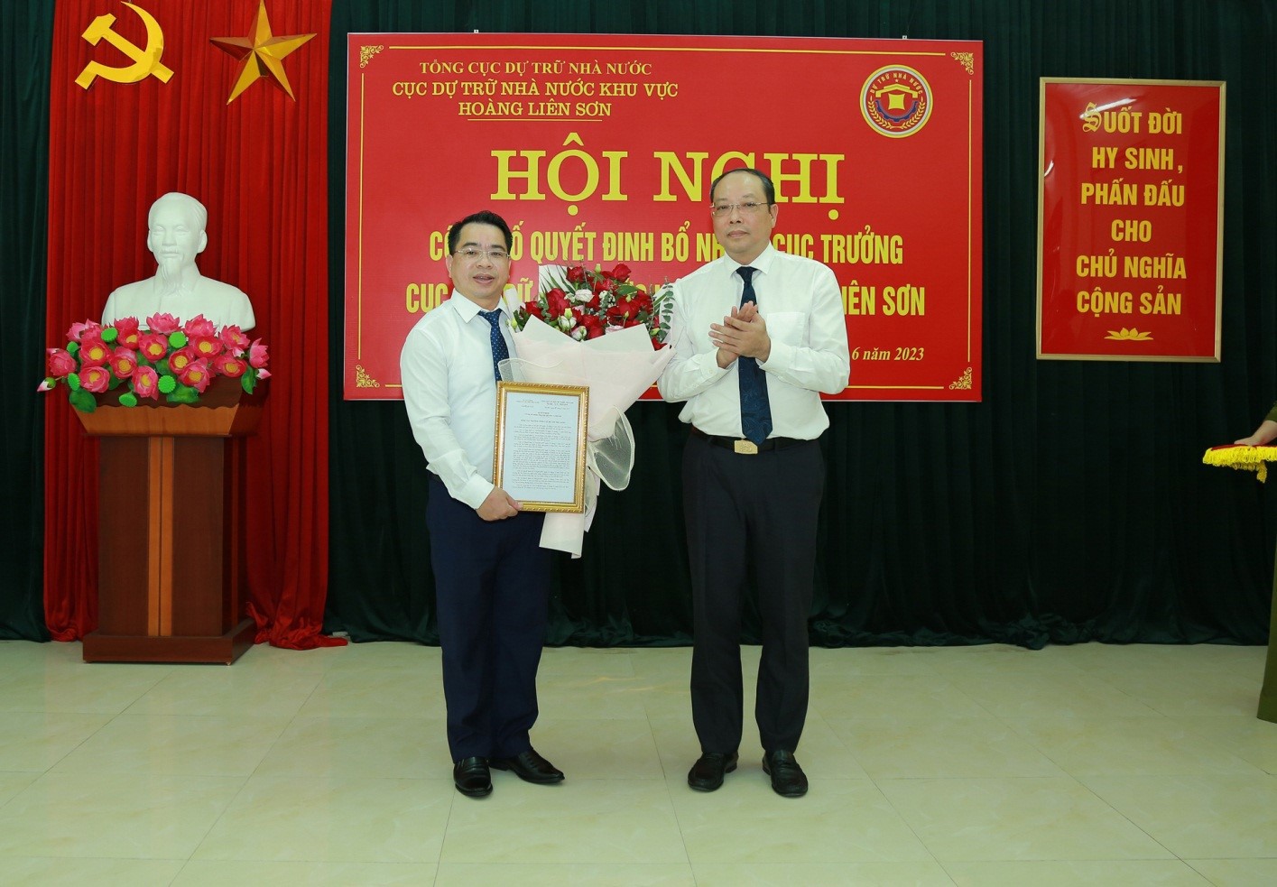 Ông Vũ Xuân Bách - Quyền Tổng cục trưởng Tổng cục DTNN trao Quyết định bổ nhiệm Cục trưởng Cục DTNN khu vực Hoàng Liên Sơn cho ông Lê Tiến Dũng (ngày 29/6/2023).