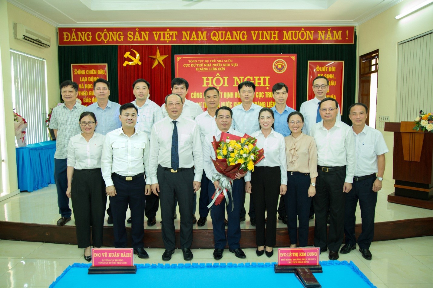 Các đại biểu chụp ảnh lưu niệm chúc mừng Cục trưởng Cục DTNN khu vực Hoàng Liên Sơn Lê Tiến Dũng.
