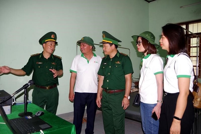 Đại diện lãnh đạo Bộ Chỉ huy BĐBP Quảng Bình, Công ty Bảo hiểm Ngân hàng Quân đội, Đồn Biên phòng Cà Roòng kiểm tra chất lượng sử dụng của mô hình “Loa truyền thanh bản xa”. Ảnh: Châu Thành.
