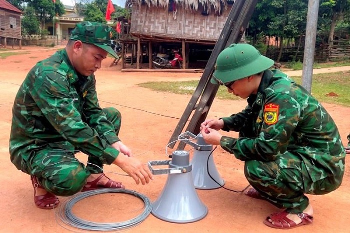 Cán bộ, chiến sĩ Đồn Biên phòng Cà Roòng, BĐBP Quảng Bình lắp ráp hệ thống loa trong mô hình “Loa truyền thanh bản xa” tại các bản. Ảnh: Châu Thành.