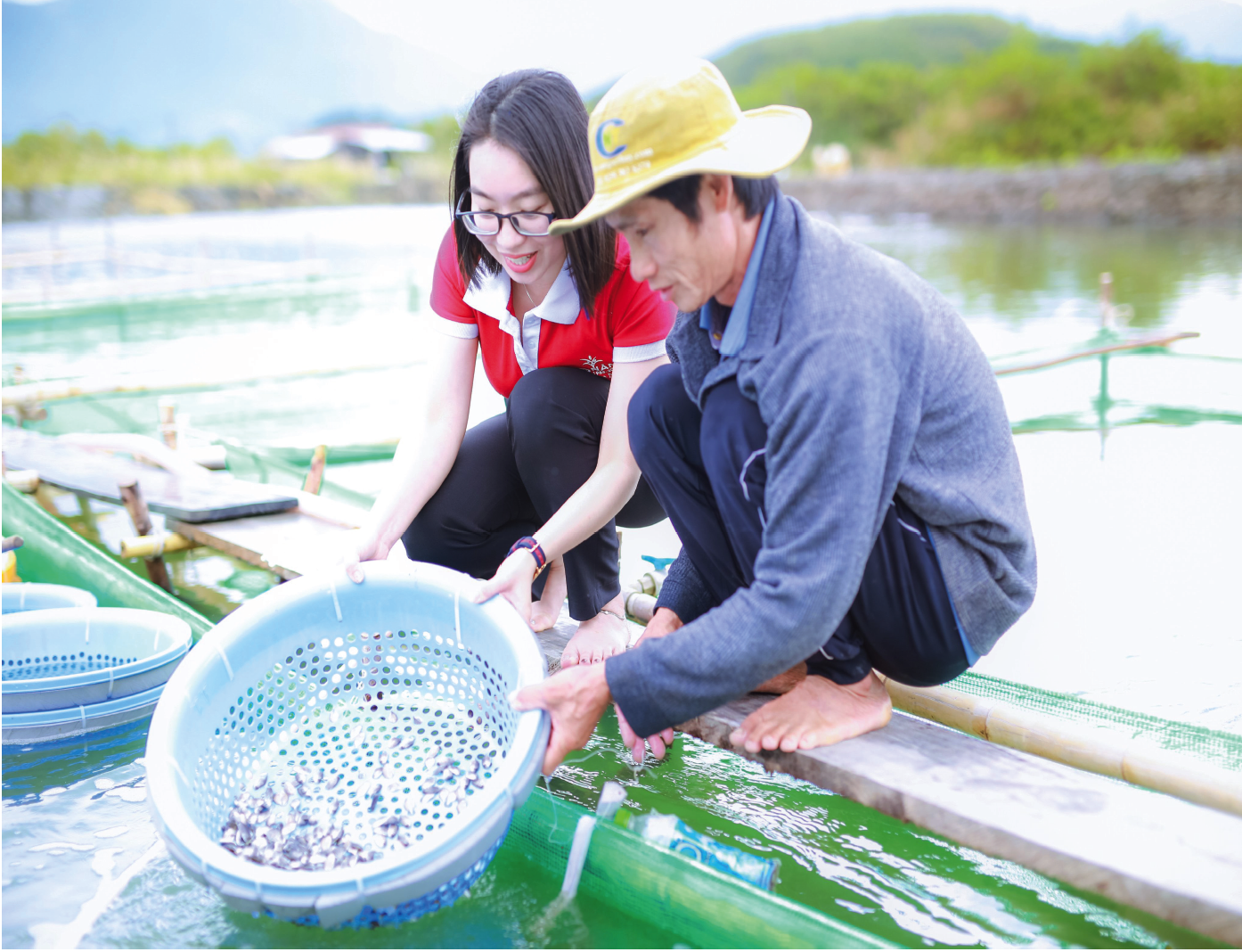 Ảnh 1: Agribank đồng h&agrave;nh c&ugrave;ng người n&ocirc;ng d&acirc;n nu&ocirc;i trồng thủy hải sản. Nguồn: Agribank