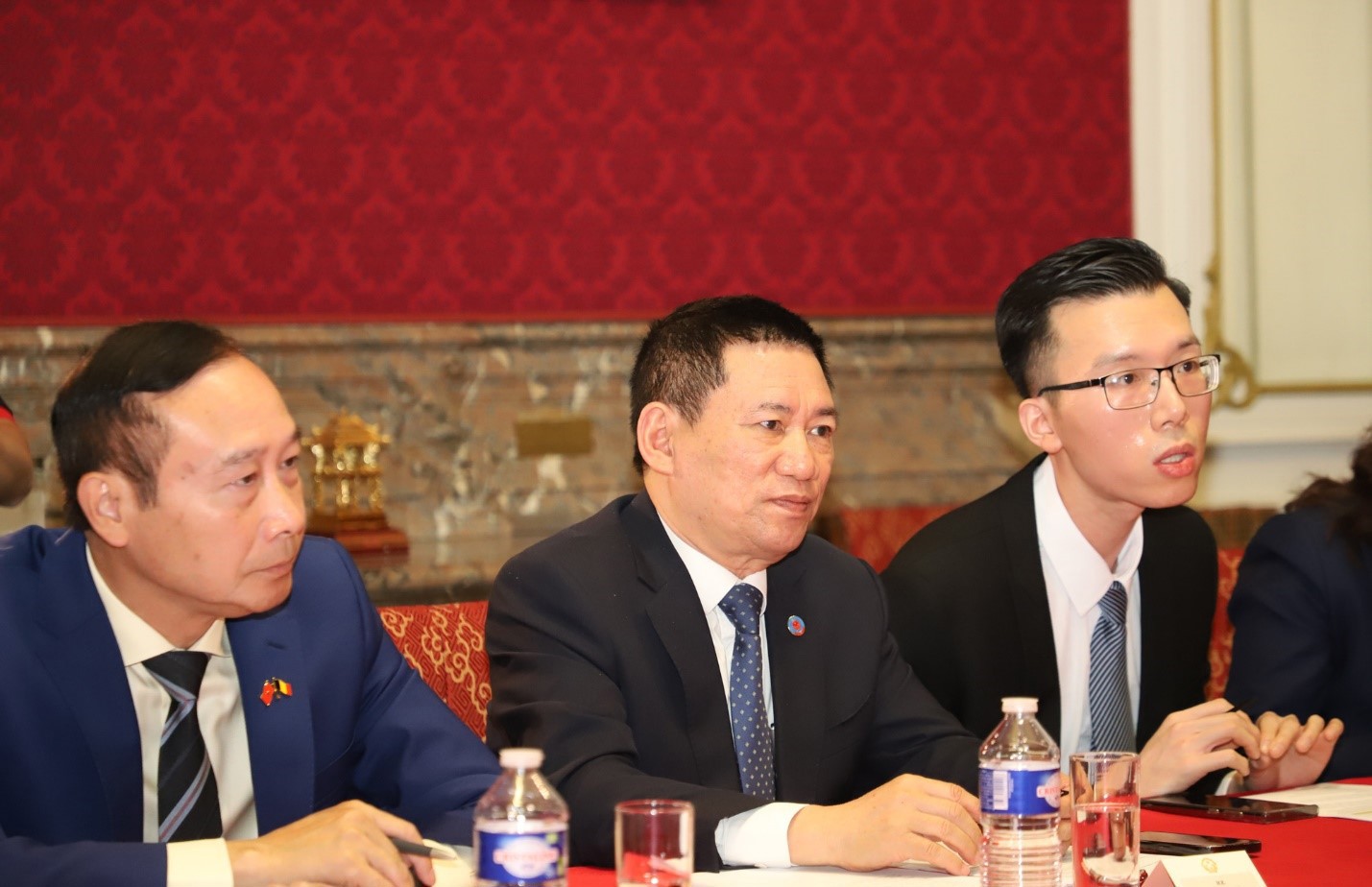 Bộ trưởng Hồ Đức Phớc (ở giữa) phát biểu tại cuộc làm việc với Lãnh đạo Tập đoàn John Cockerill. 